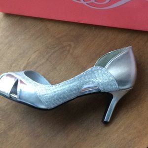 New in box Sparkle Heels ☀️👠